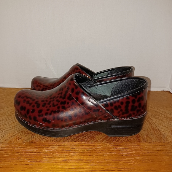 Dansko Black And Pink Leopard/cheetah Print Clogs Size 39. Gently used in good c - Picture 2 of 9